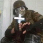 Soldado sendo protegido por sua cruz.