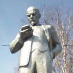 Lenin mirando un móvil