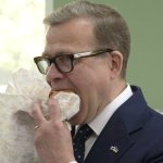 Petteri Orpo syö burgeria