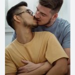 mens kissing