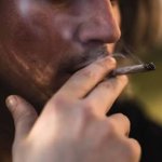 Smokes weed in spanish