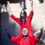 Joey Jordison in spalla a Shawn Crahan