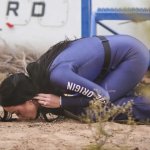 Katty Perry kissing ground