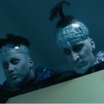 Tanzneid aliens peeking