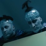 Aliens Tanzneid peeking