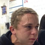 Mec avec veine sur le front concentré