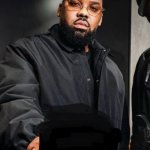 Triangle des Bermudes handing out something