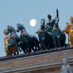 statue of waving man and horses in berlin