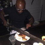 Kaaris mange à l'épée