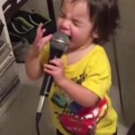 Niña Gritando con microfono