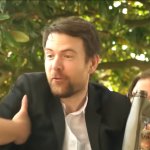 JDG Laissez-moi il faut que je lui pisse dessus