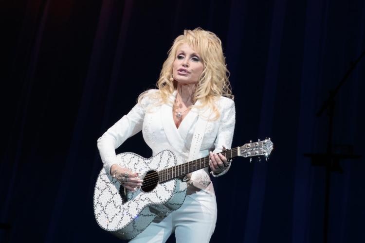 Dolly Parton y su flying guitar Blank Meme Template