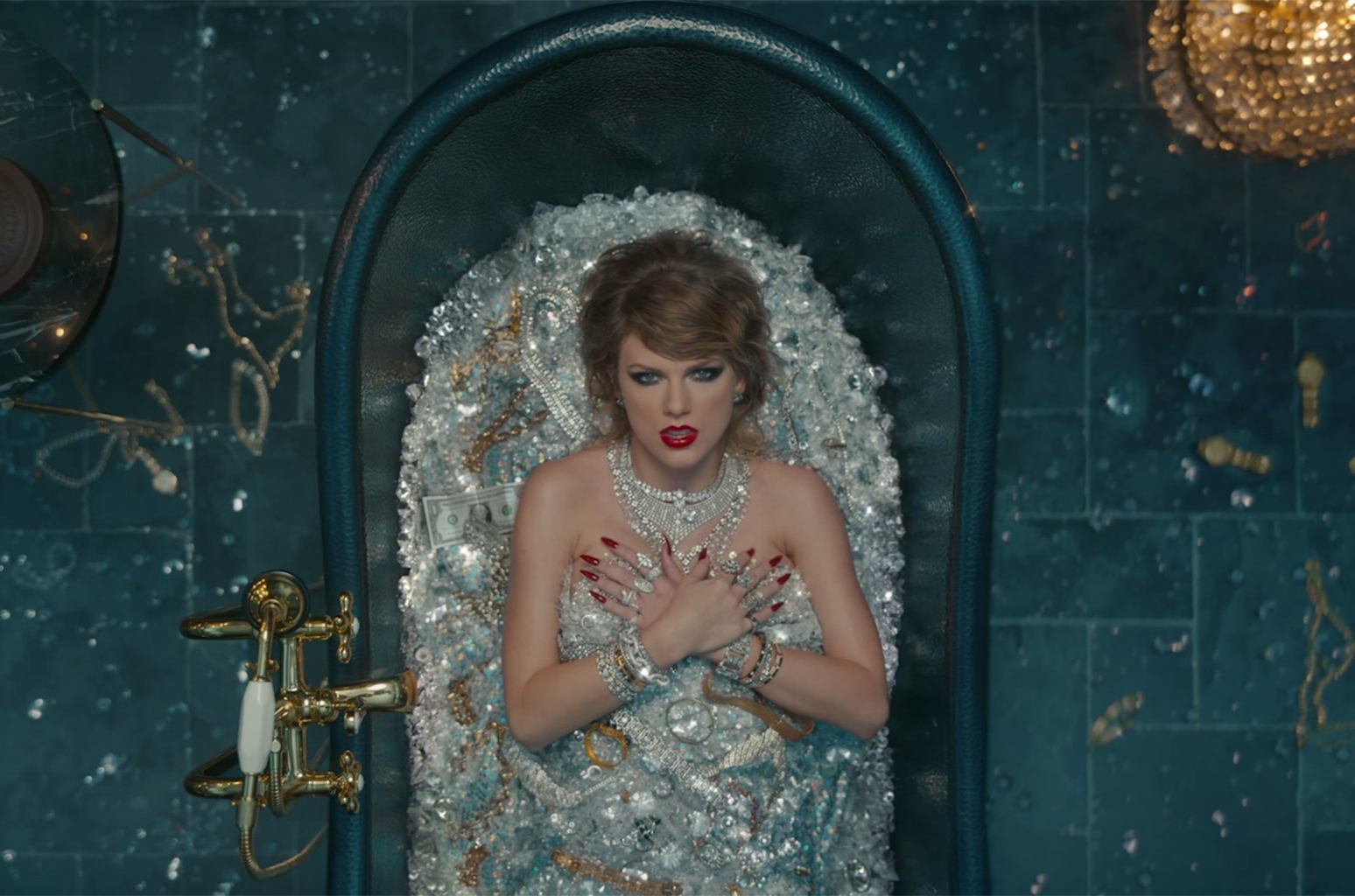 High Quality Taylor Snake bath Blank Meme Template