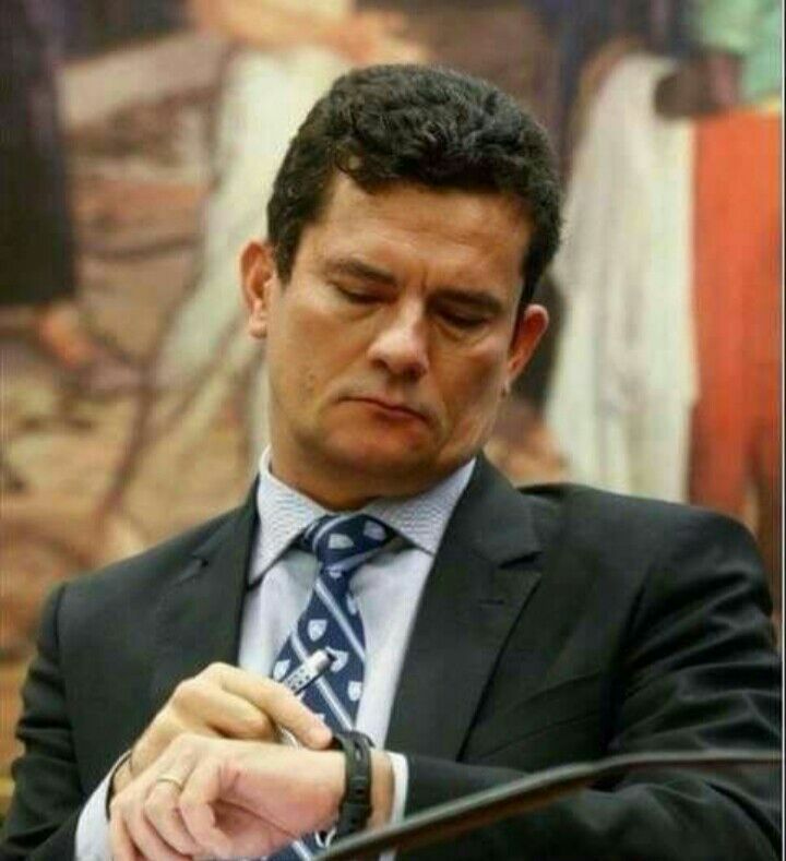 Sérgio Moro olhando a hora Blank Meme Template