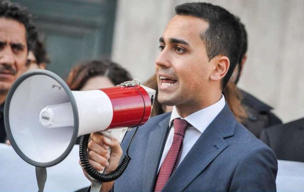 Di Maio con altoparlante Blank Meme Template