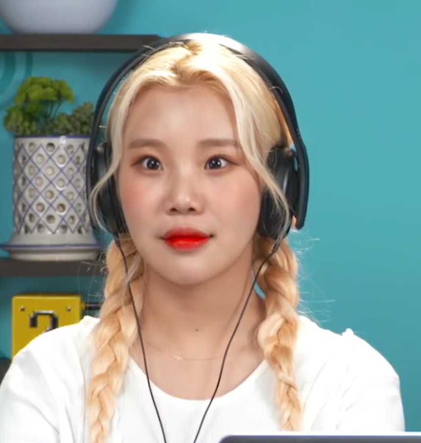 Momoland JooE Blank Meme Template