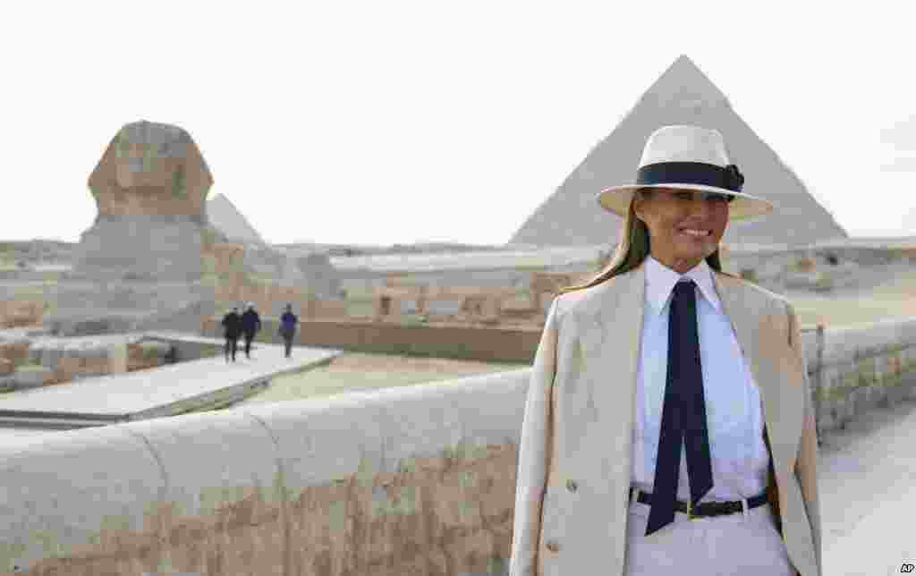 Melanija_Knavs_Pyramid_Sphinx Blank Meme Template