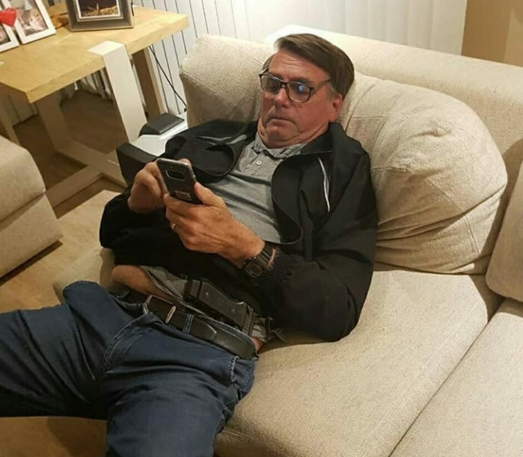 Bolsonaro no celular Blank Meme Template