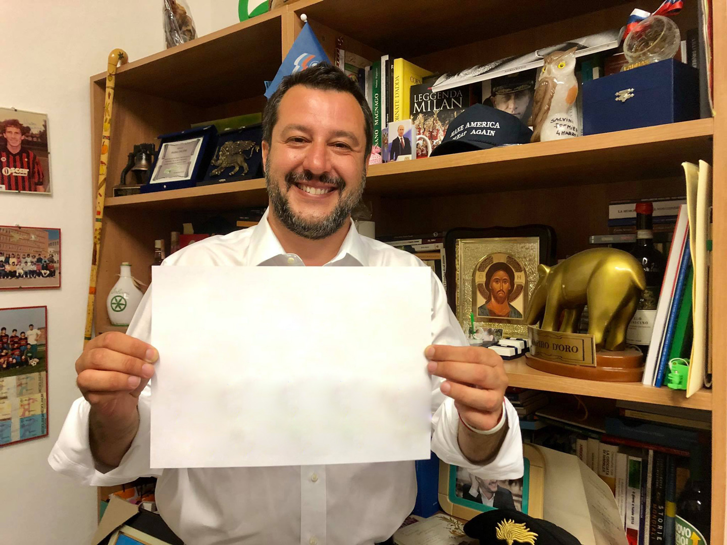Salvini con cartello meme Blank Meme Template