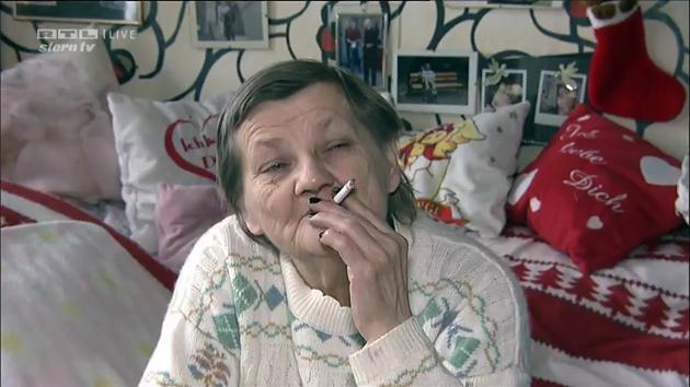 Karin Ritter raucht Blank Meme Template