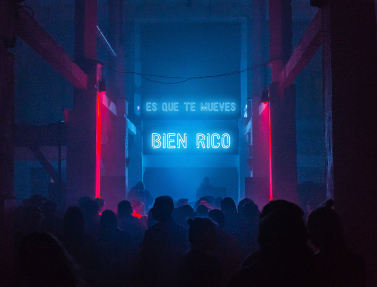 es que te mueves bien rico Blank Meme Template