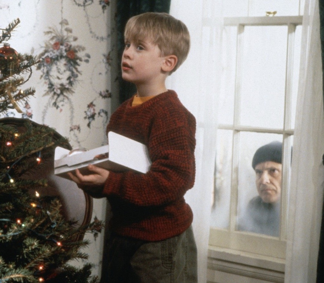Home alone decorating tree Blank Meme Template