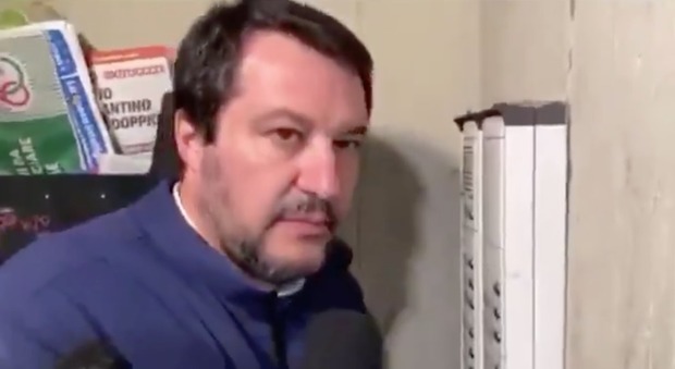 Salvini che citofona Blank Meme Template