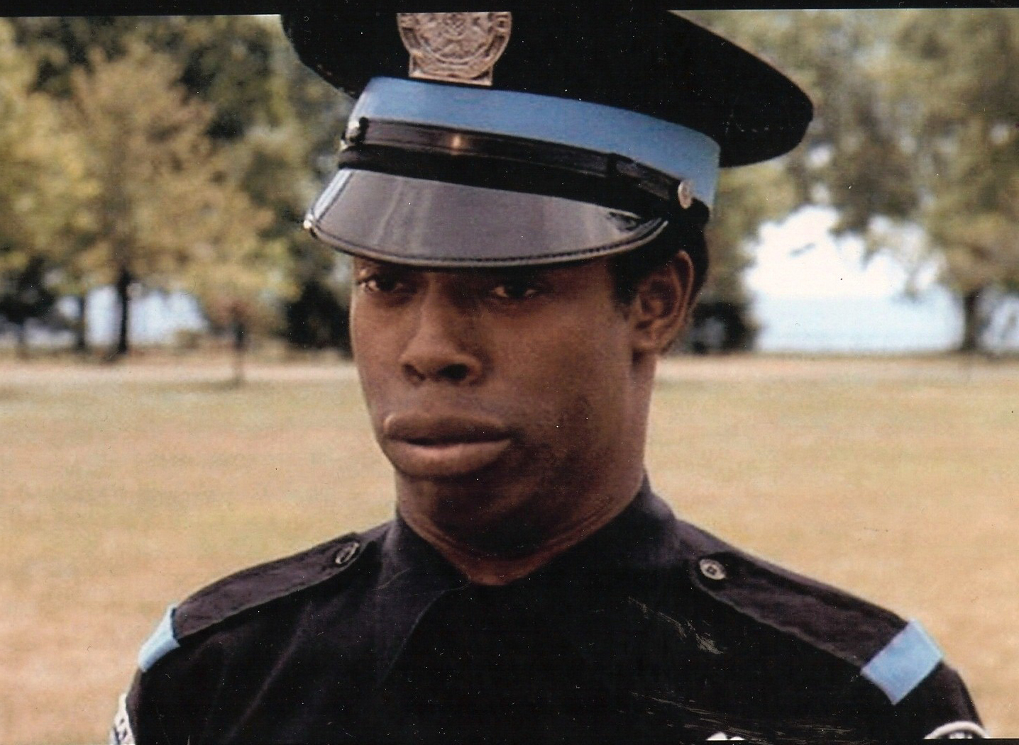 Темнокожий полицейский. Michael Winslow Полицейская Академия. Ларвелл Джонс Полицейская Академия. Сержант Махоуни Полицейская Академия.