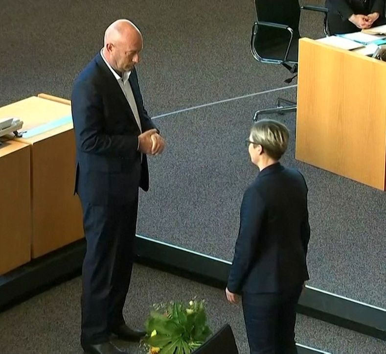 Kemmerich Blumenstrauß Blank Meme Template