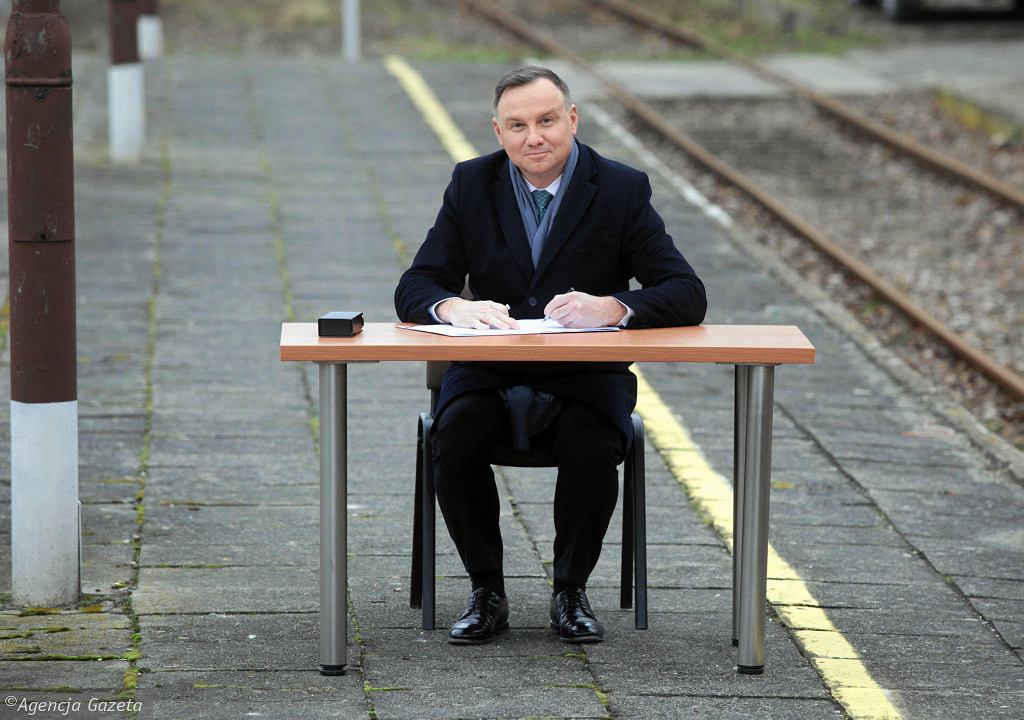 Duda na dworcu Blank Meme Template