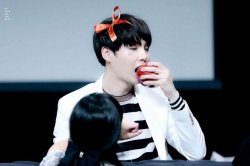 Yoongi eating apple Meme Template