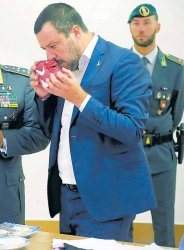 salvini annusa Meme Template