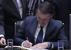 Bolsonaro Assinando Meme Template