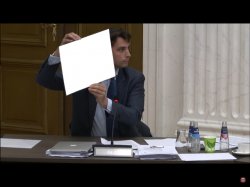 Thierry Baudet houdt papier omhoog Meme Template