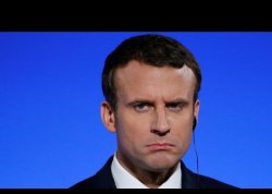 Macron boude Meme Template