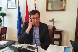 Karácsony Gergely telefonál - man with phone Meme Template