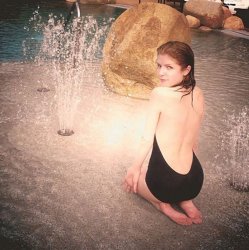 Anna Kendrick splash Meme Template