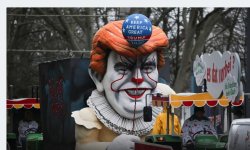 Trump Pennywise Clown Float Meme Template