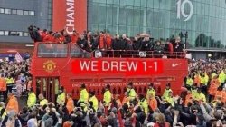 Man Utd open top bus Meme Template