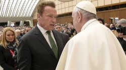 Arnold Schwarzenenegger meets the Pope 001 Meme Template