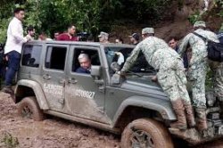El mierdas de palacio amlo en Jeep inundación en Acapulco Meme Template