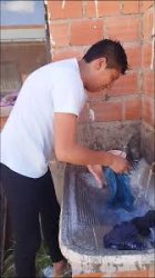 Hombre lavando ropa a mano en lavadero Meme Template