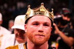 Canelo Alvarez con corona Meme Template