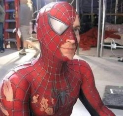 Toby Maguire sonriendo máscara spiderman rasgada Meme Template