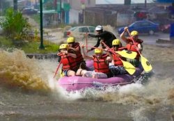 Rafting en calles inundadas de agua puerca Meme Template