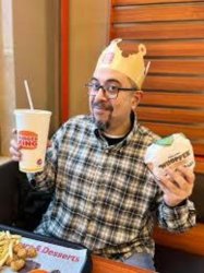 Hombre comiendo hamburguesa con corona de burger king Meme Template