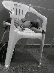 Bebe imss en silla de plástico apilable fuera de la incubadora Meme Template