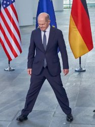 Olaf Scholz spreads his legs Meme Template