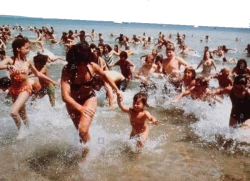 Gente huyendo del mar en playa Meme Template