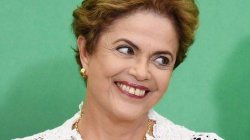 Pessoal saiu fumaça, mas é preta, então o Papa é da África Meme Template